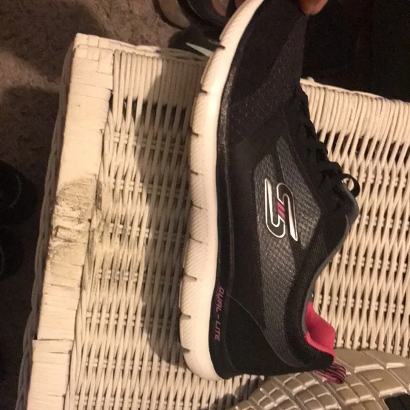 Size 7 Skechers air-cooled memory foam shoes - Picture 2 of 4